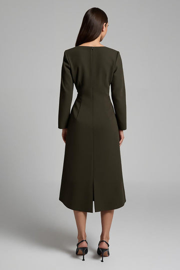 Robe de travail midi crayon à col bateau en satin olive foncé avec manches